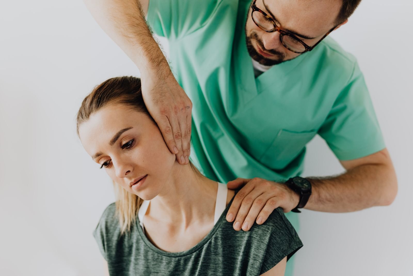 Séance d'ostéopathie à Montréal : traitement manuel des cervicales d'une patiente par une ostéopathe